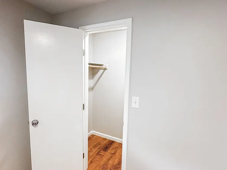 Catalina Apartments — Photo 25
