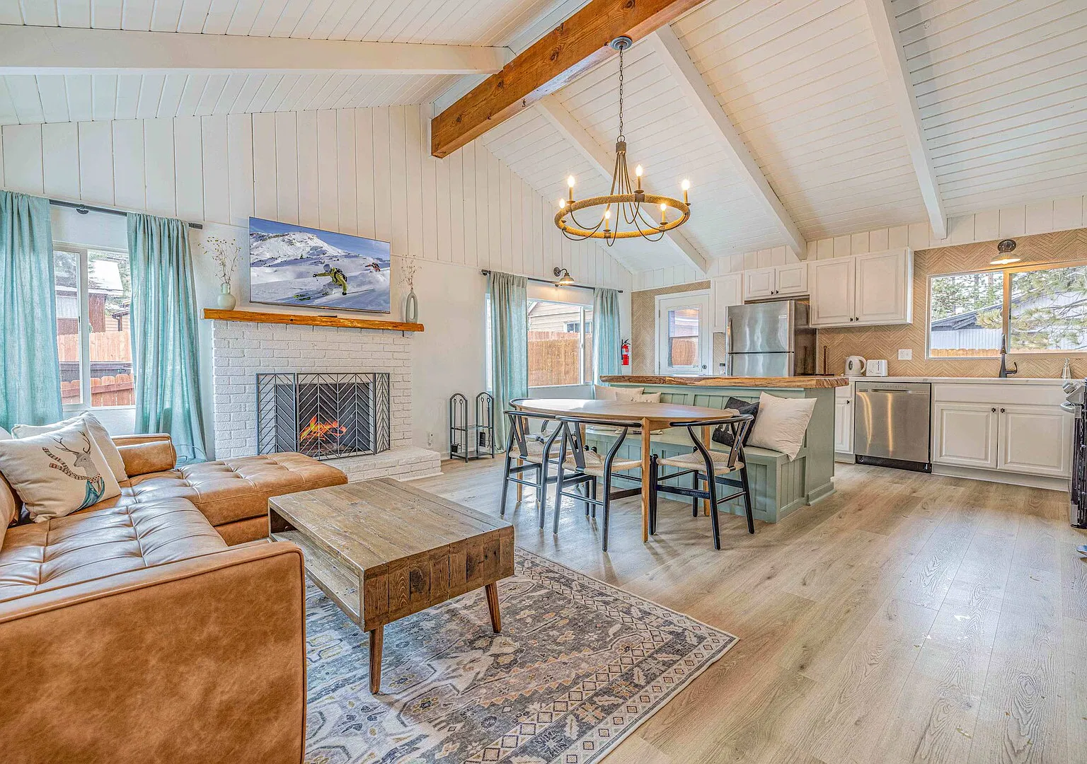 Chic Cabin Retreat with Hot Tub Big Bear — Photo 3