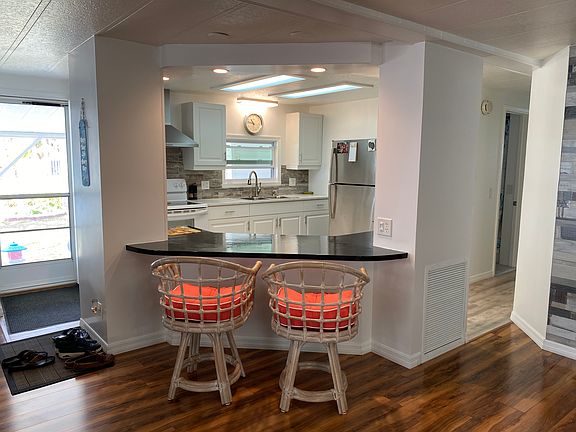 4th image of 227 Arbor Ln