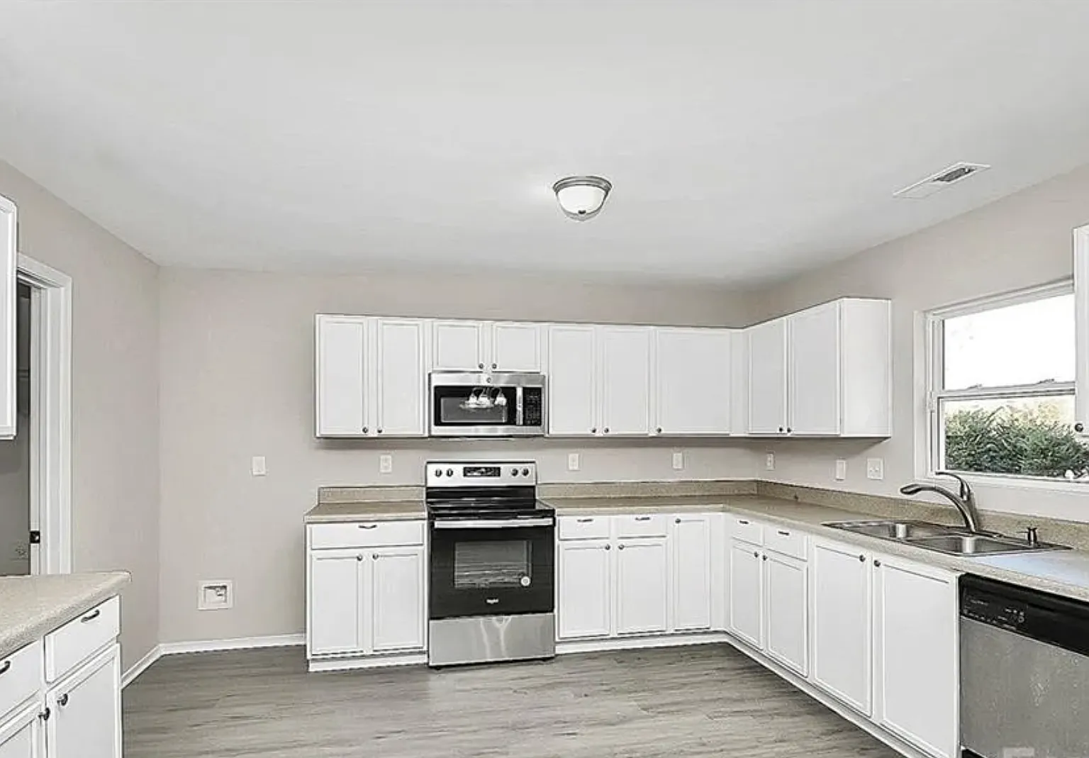 3 bed, 2.5 bath, 2736 sqft, $2,550 — Photo 3