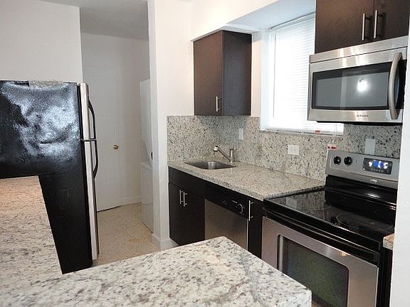 5th image of 3120 Hibiscus St