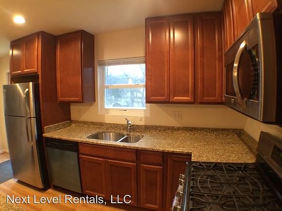 3rd image of 117 E Deer Park Dr