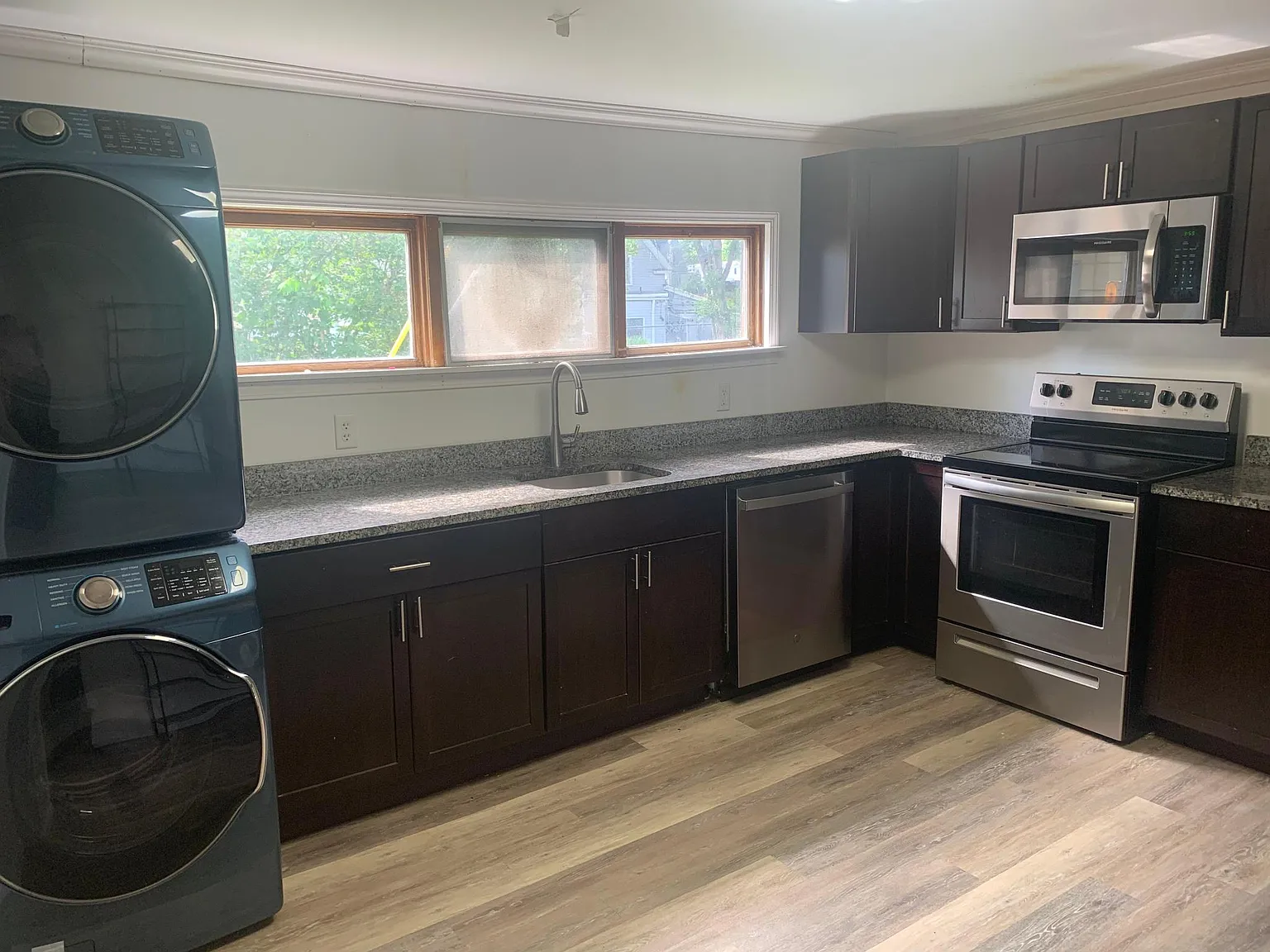 5 bed, 2220 sqft, $4,225 — Photo 3
