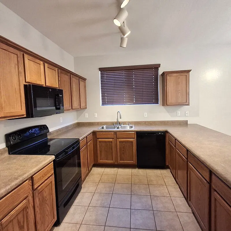4 bed, 2.0 bath, 1865 sqft, $1,900 — Photo 4