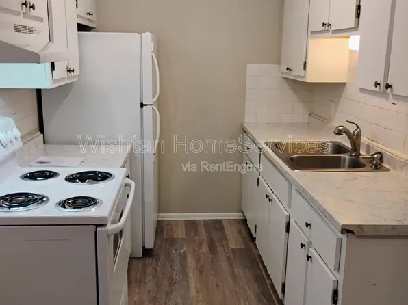 218 N Charleston Blvd APT 5, Macomb, IL 61455