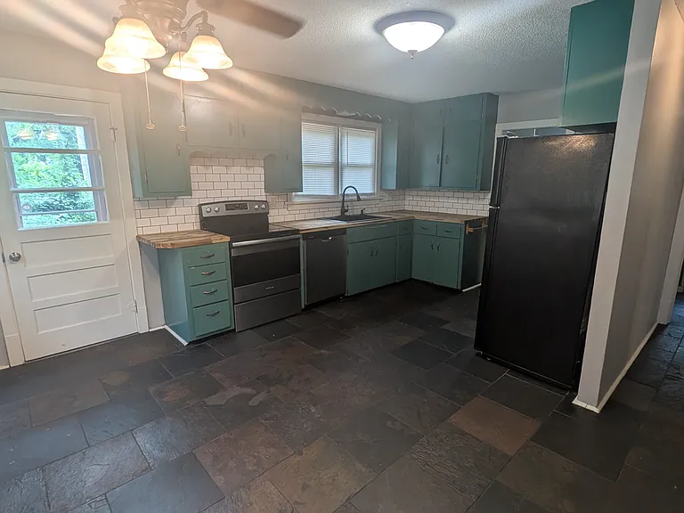 1411 Neosho St — Photo 11