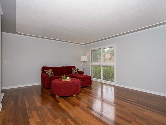 5th image of 300 Cedar Ln