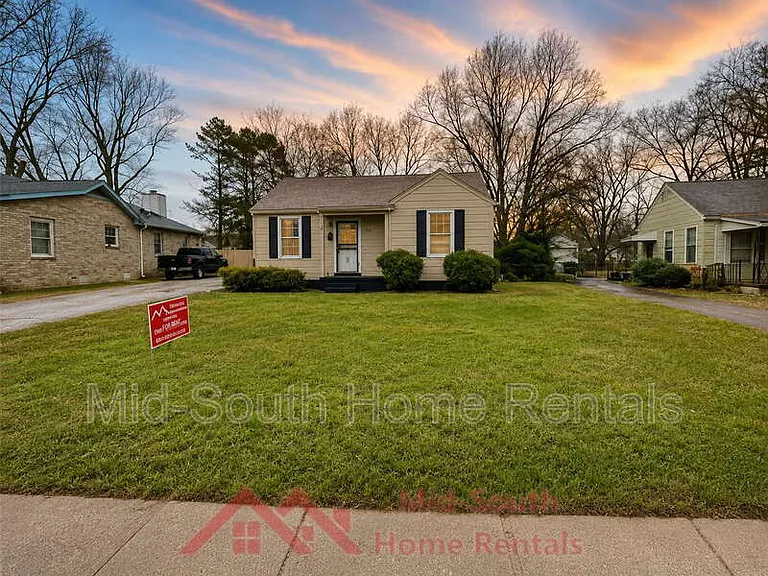 1060 Salem St — Photo 1