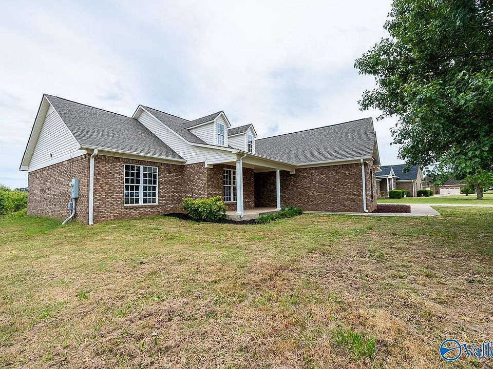 1st image of 303 Narrow Ln