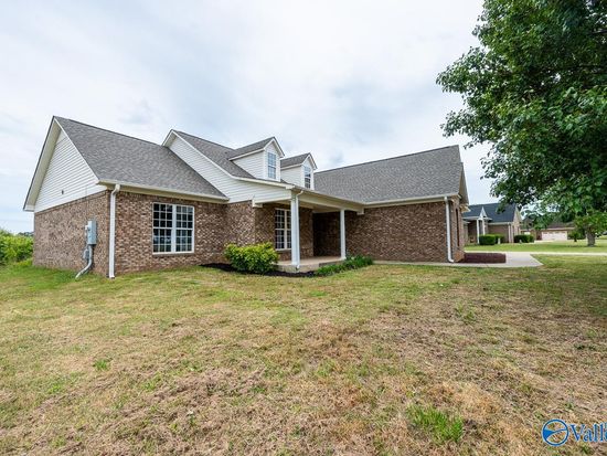 303 Narrow Ln, New Market, AL 35761