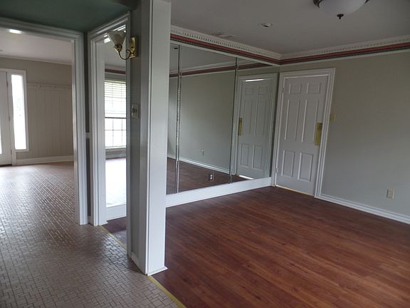 3rd image of 903 Sherwood Ln