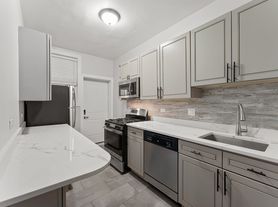 6100-6118 N Winthrop