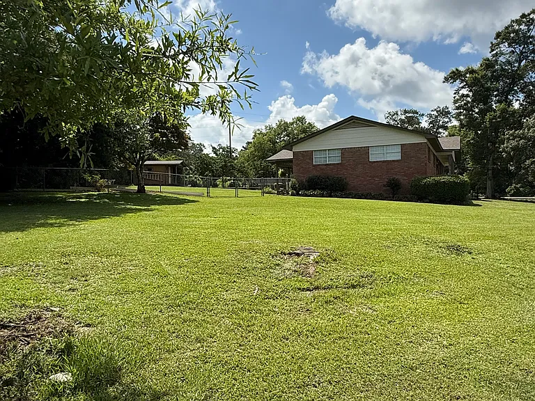 109 Stewart Dr — Photo 2