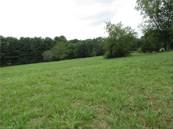 1 Meadowbrook Dr, King, NC 27021