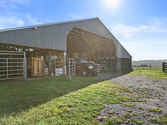 11th image of 555 Williams Rd