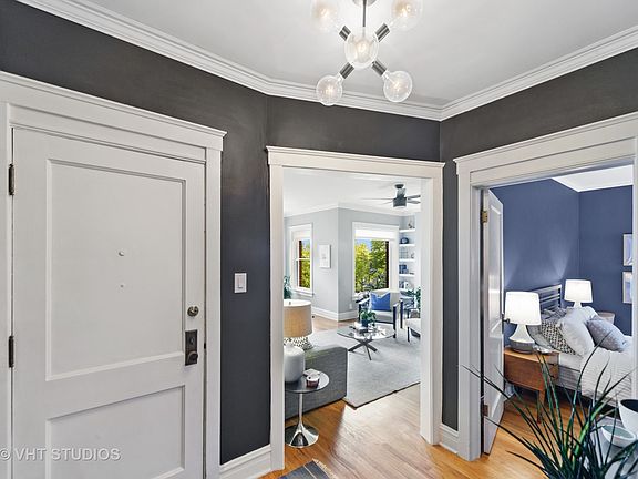 3rd image of 711 W Montrose Ave #3E