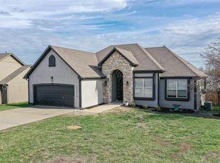 22219 W Sycamore St, Tonganoxie, KS 66086