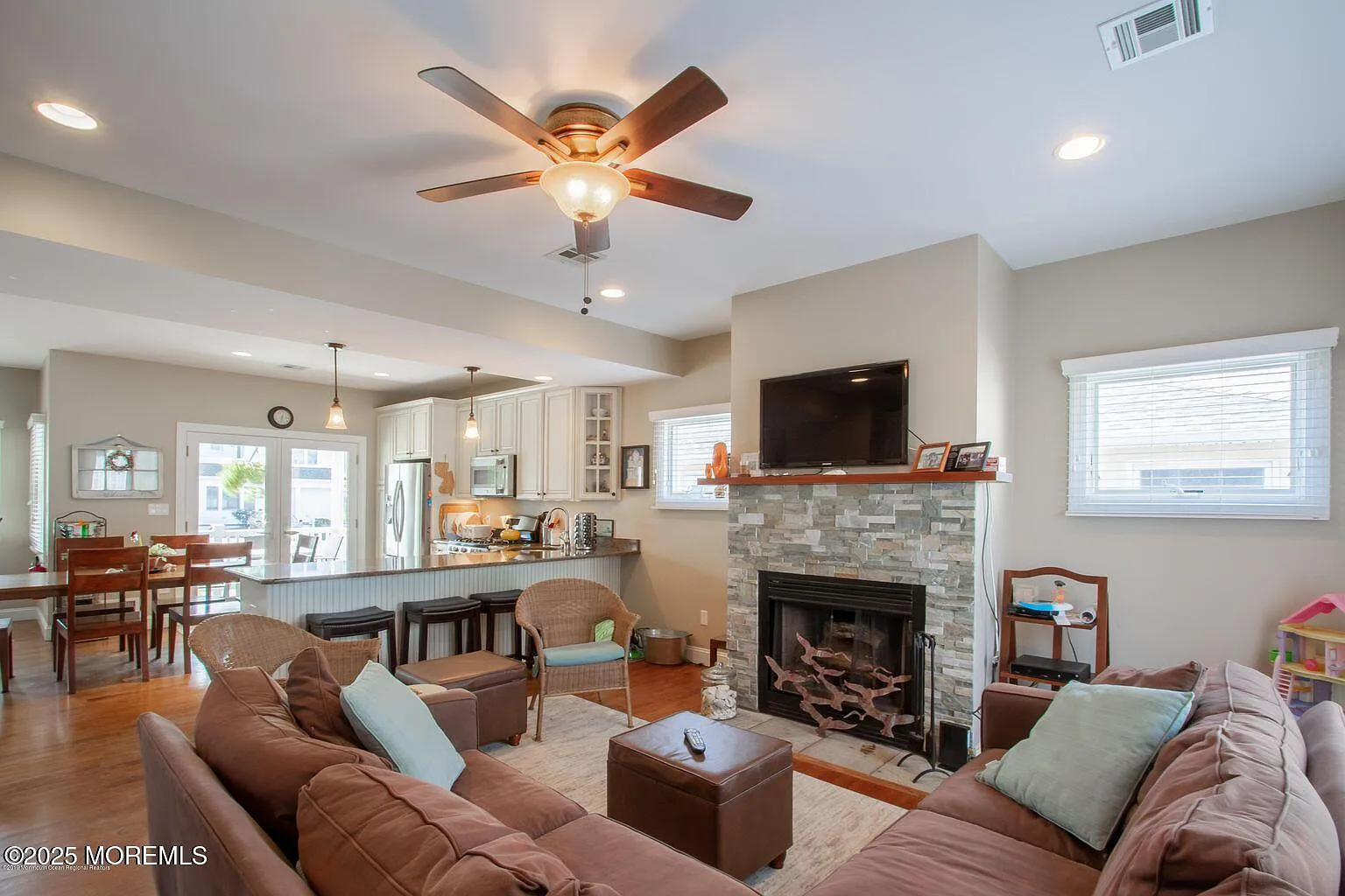 6 bed, 3.5 bath, 2368 sqft, $5,800 — Photo 3