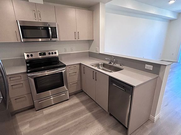 4th image of 13724 Victory Blvd #Penthouse 3