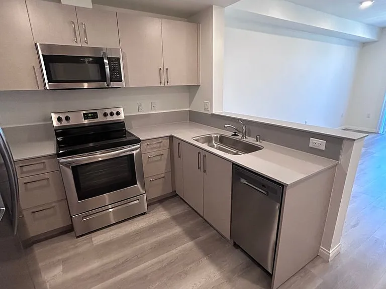 V on Victory Apartments — Photo 4