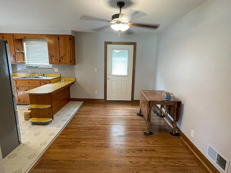 425 James Ave — Photo 4