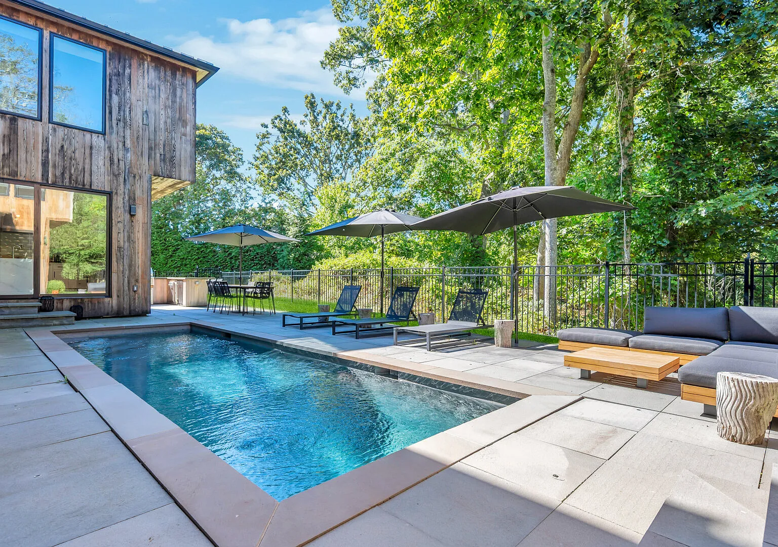 Modern Southampton Estate with Pool & Indoor-Outdoor Living — Photo 2