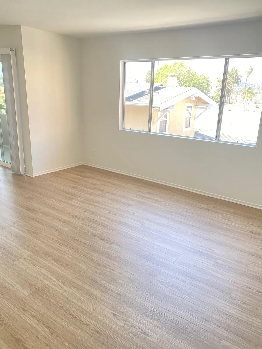 Living Room. - 564 N Ardmore Ave #9A