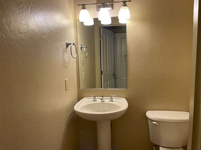 1435 W Kilburn St #2102 — Photo 13