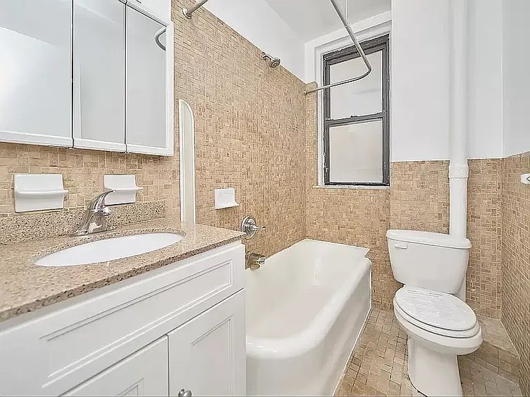 135 E 50th St #2L — Photo 3