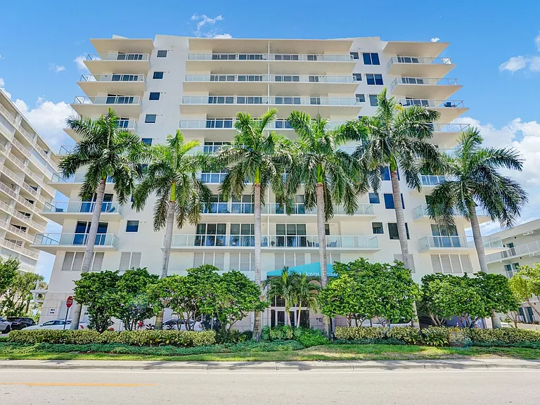 704 N Ocean Blvd — Photo 2