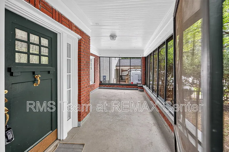 3 bed, 1.5 bath, 1809 sqft, $3,200 — Photo 2