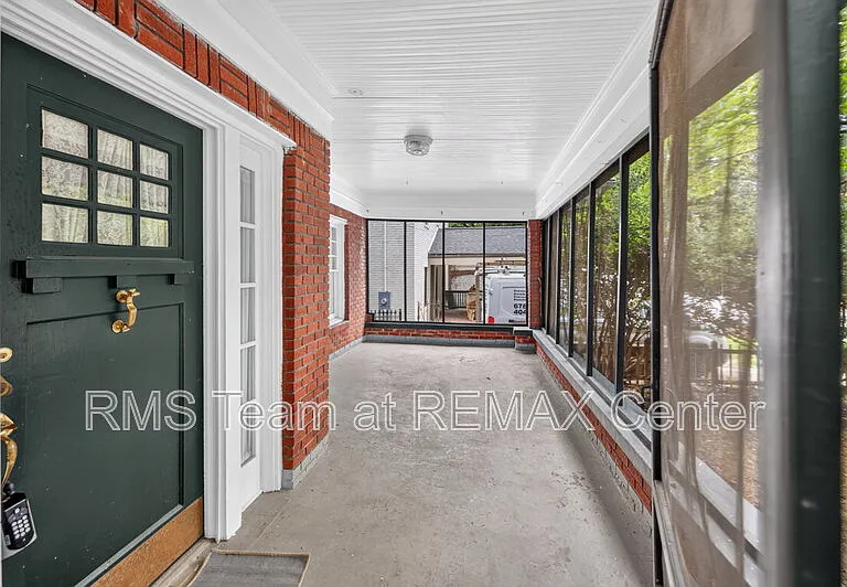 582 Clifton Rd NE — Photo 2