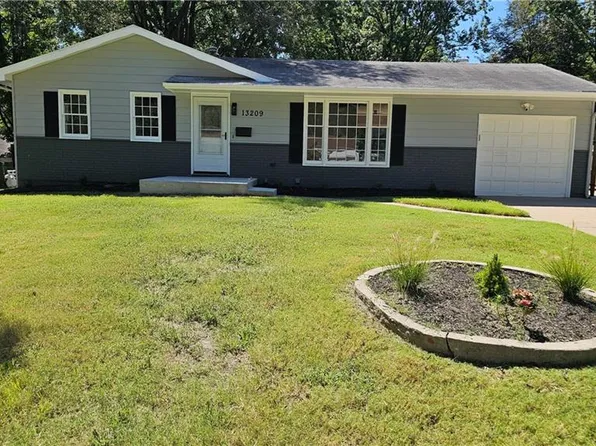 13209 Herrick Ave, Grandview, MO 64030
