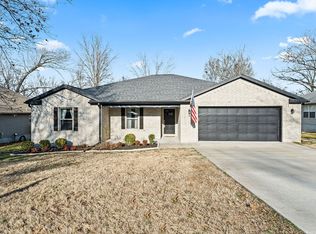 8 Charing Dr, Bella Vista, AR 72714