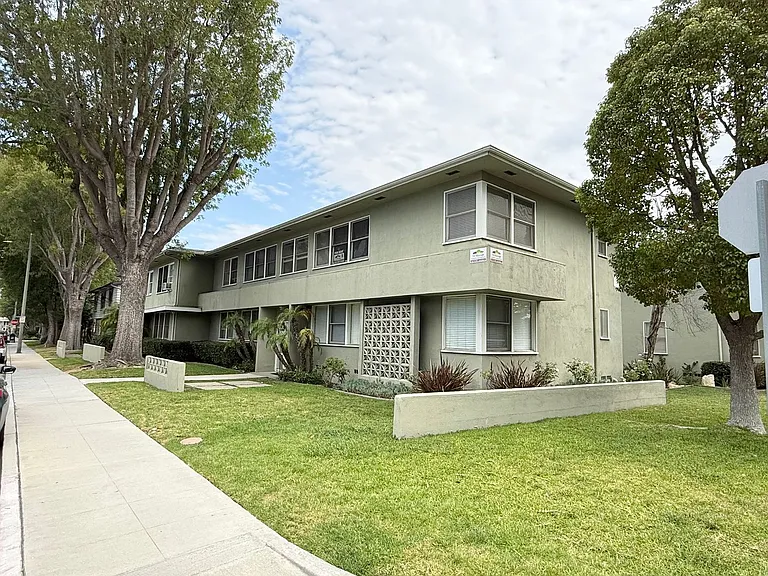 Sun-Filled 1 Bedroom in Park Estates | Garage Parking Available & On-Site Laundry — Photo 12