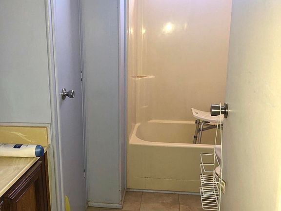 5th image of 1324 N 381st Dr