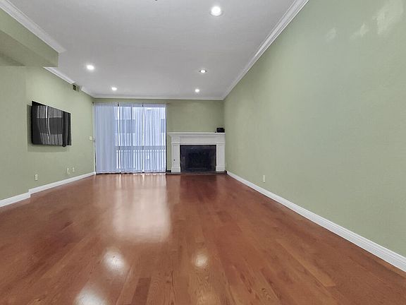 5th image of 450 San Vicente Blvd Unit 204