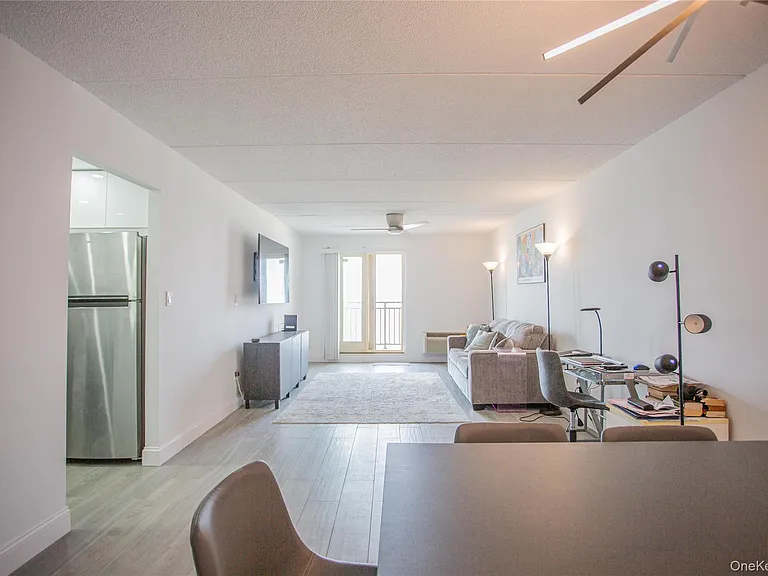 230 W Broadway #610 — Photo 10