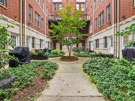 2nd image of 3957 N Hermitage Ave #1