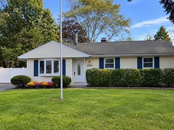 2909 Falcon Avenue, Medford, NY 11763
