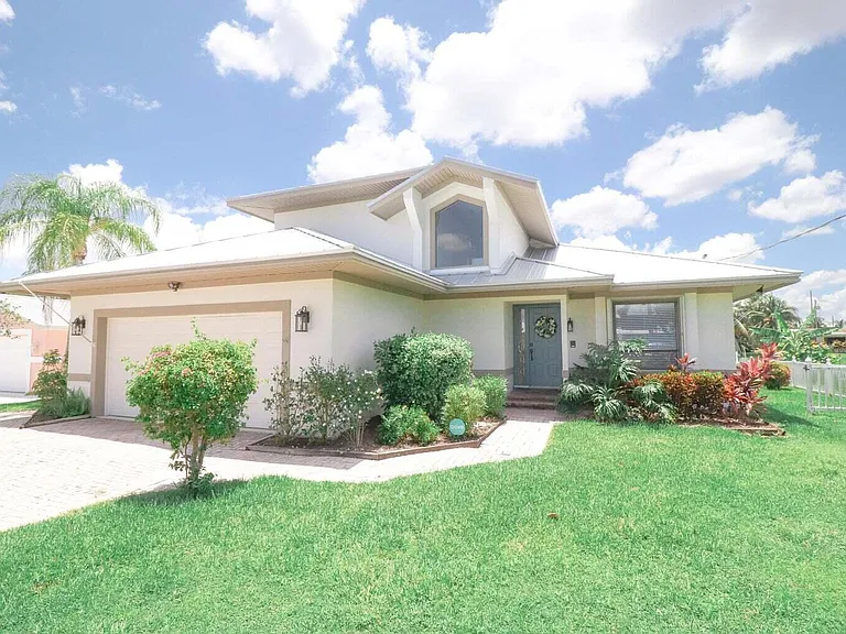 1694 SW Boatswain Pl — Photo 2