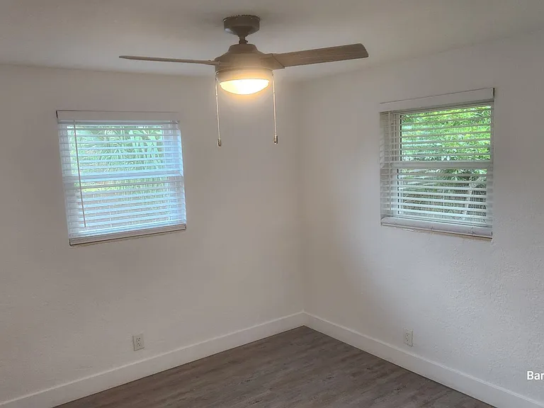 549 Martha Dr — Photo 9