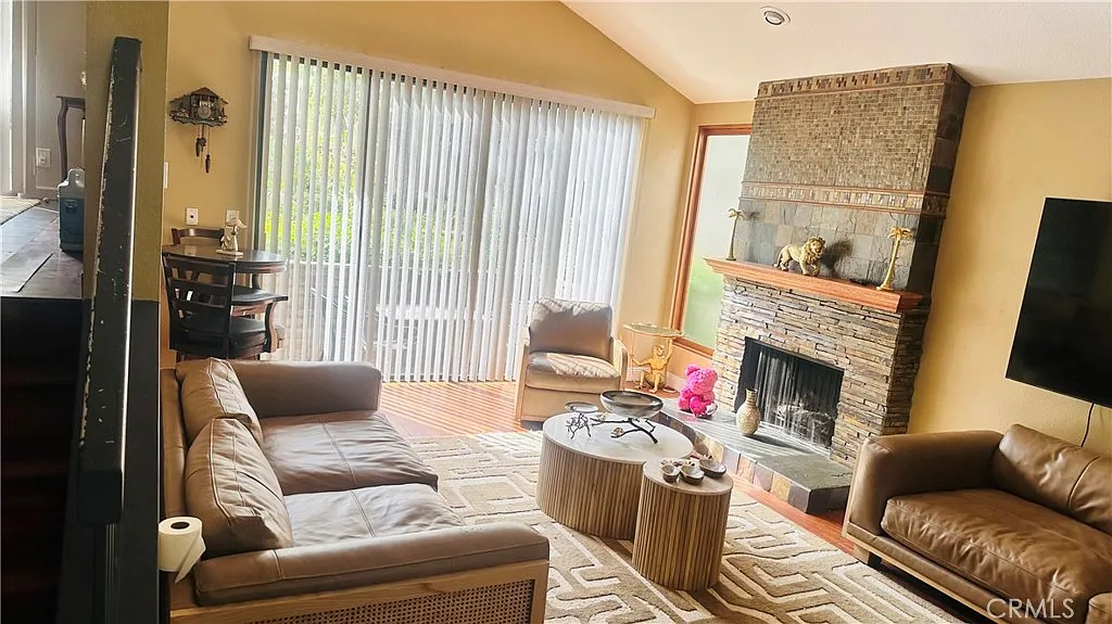 3 bed, 2203 sqft, $5,499 — Photo 4