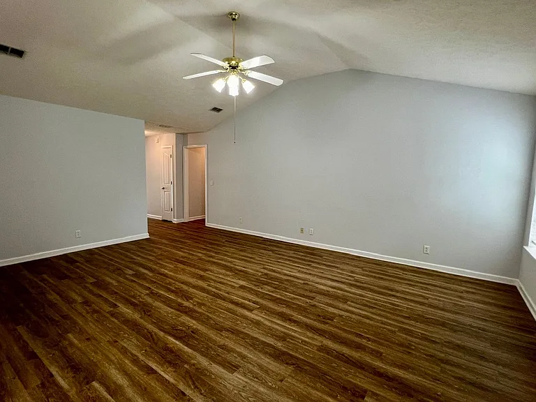 2720 Roscommon Dr — Photo 3