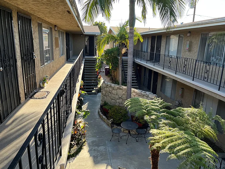 915 Coronado Ave — Photo 4