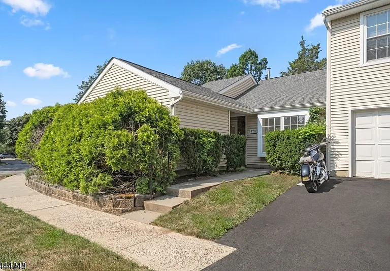 123 Harrow Dr — Photo 3