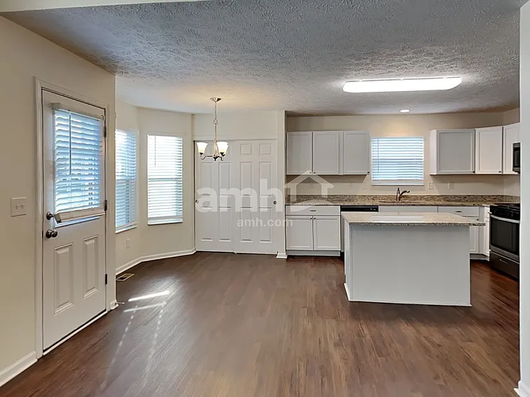 2274 Farmland Dr — Photo 4