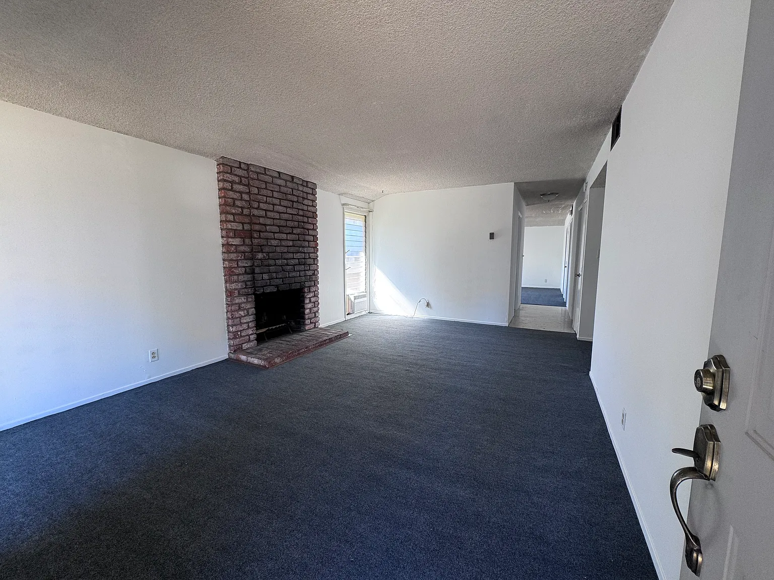 3 bed, 1118 sqft, $4,050 — Photo 3