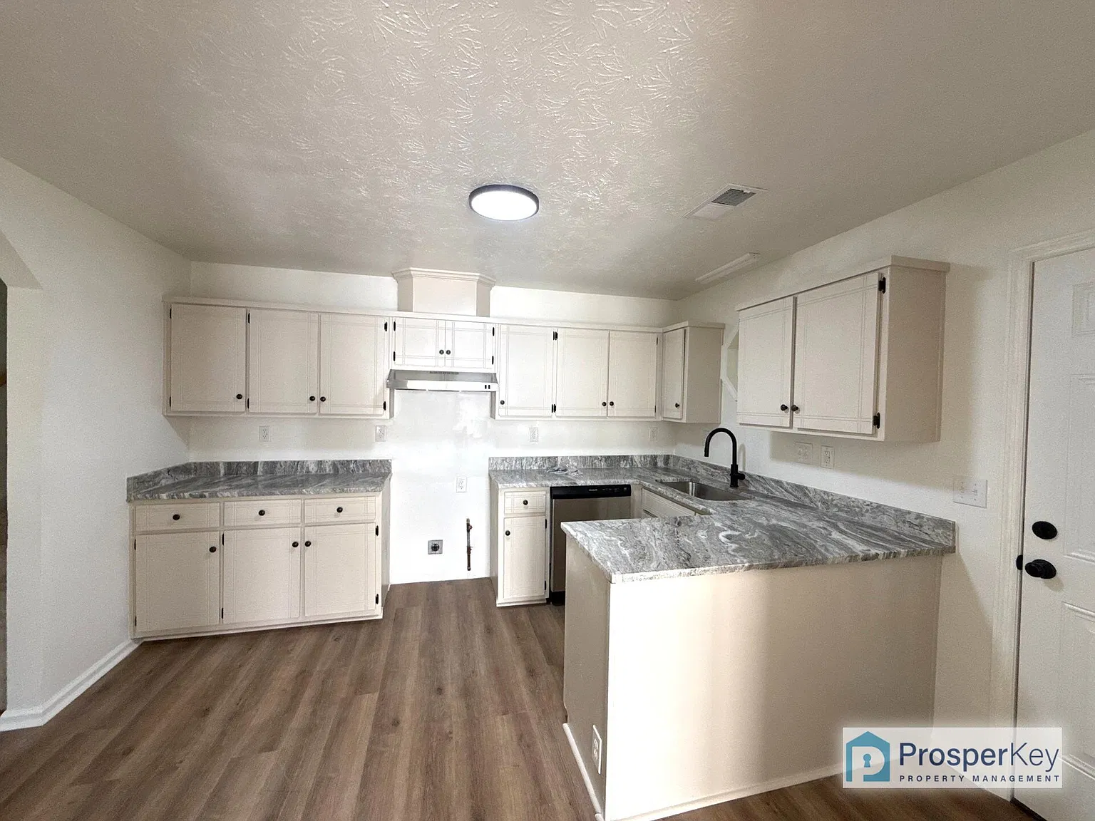 636 Wandering Ct — Photo 4