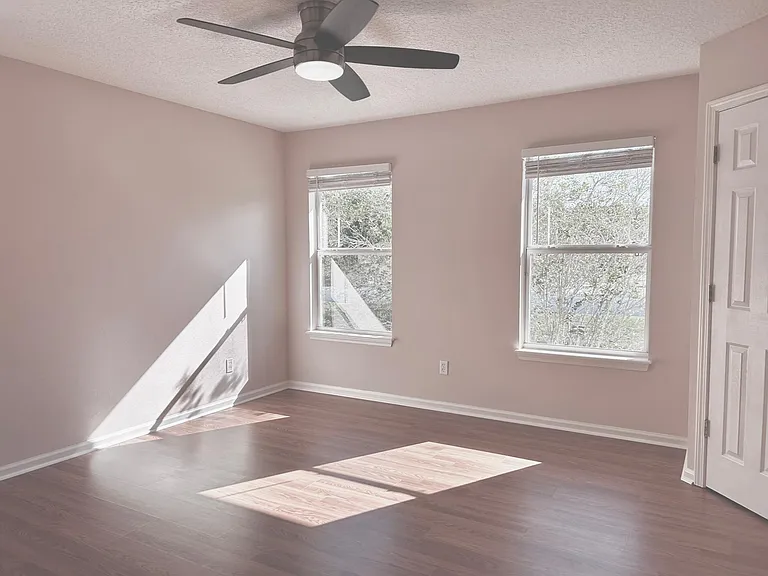 902 Southern Creek Dr — Photo 16